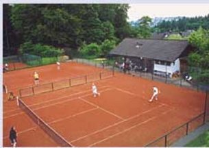 Blick auf die Tennisplätze und das Vereinsheim