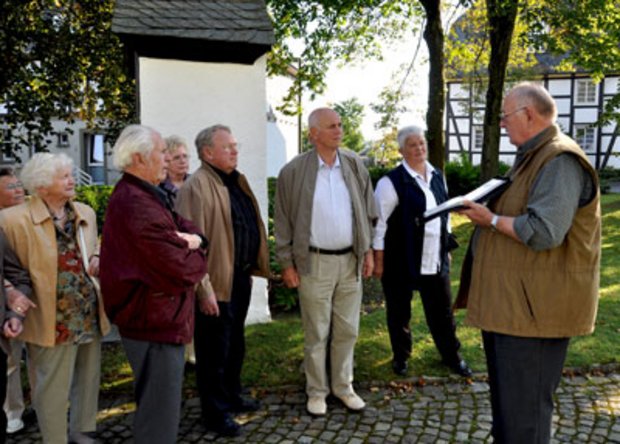 Ortsbesichtigung auf dem Kirchplatz